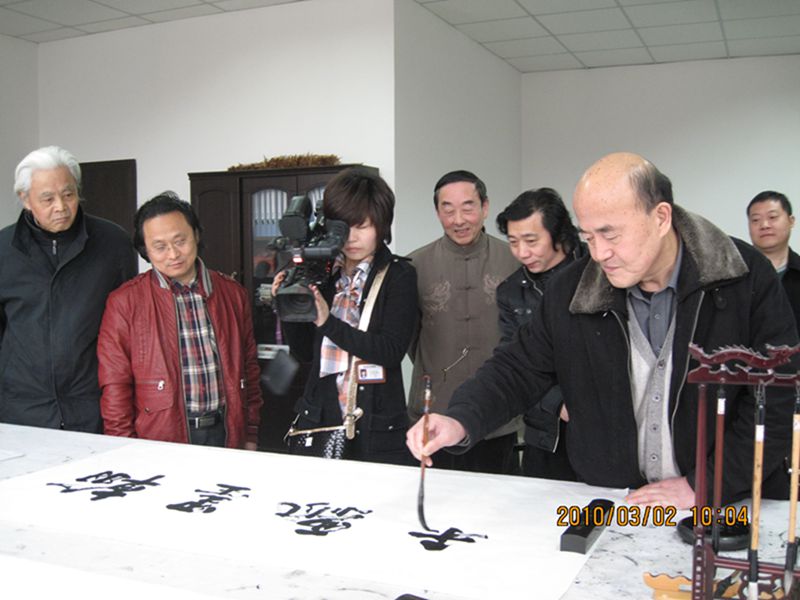 市人大常委會黨組書記、副主任張法祥在畫展開幕式上題寫“翰墨飄香”.JPG