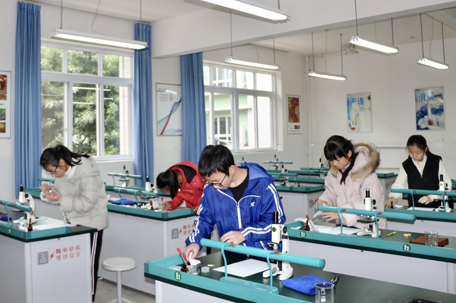 四川省中小學(xué)實(shí)驗教學(xué)評估檢查專家組.jpg