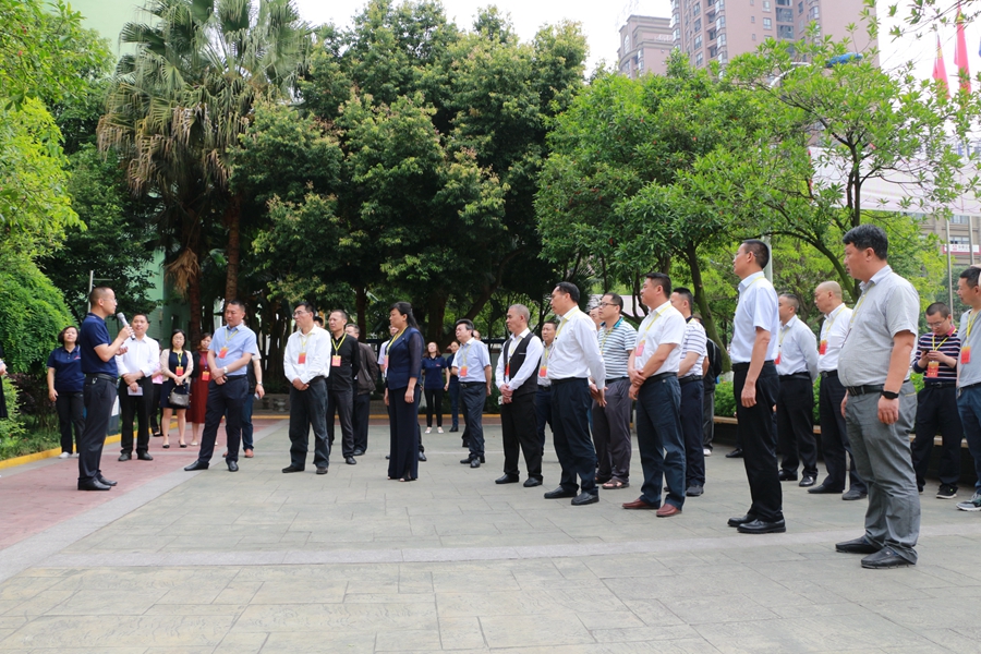 德陽(yáng)市、中江縣人大代表到繼光實(shí)驗(yàn)學(xué)校調(diào)研.JPG