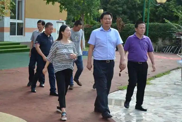學校董事會董事長蘇華奔走在學校發(fā)展的第一線。_副本.jpg