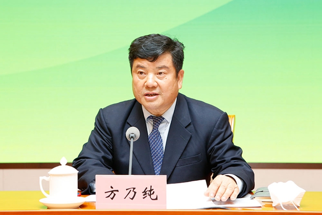 4.中華職業(yè)教育社黨組書記、總干事方乃純主持會議_副本.jpg