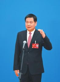 3月7日，“委員通道”集體采訪活動上，住川全國政協(xié)委員蘇華接受媒體采訪。 　　新華社記者 陳曄華 攝.jpg