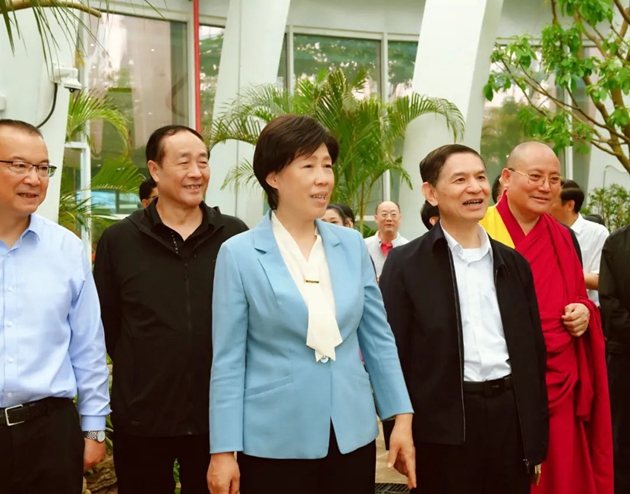 考察組在世園會主會場植物館考察展陳情況。記者 姜寒冬 攝.jpg