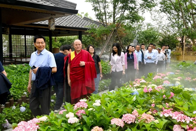考察組在世園會國際園藝展區(qū)考察。記者 姜寒冬 攝.jpg11.jpg