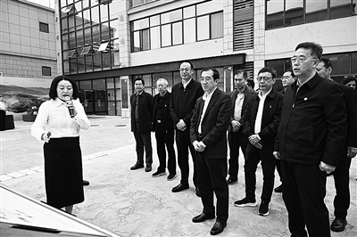 1、調(diào)研組在四川省雅安市漢源縣調(diào)研大學(xué)生電商直播創(chuàng)業(yè)項(xiàng)目以及就業(yè)援助吸納帶動就業(yè)情況。.jpg