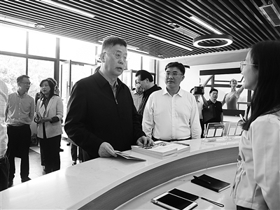 2、調(diào)研組在四川省雅安市漢源縣調(diào)研大學(xué)生電商直播創(chuàng)業(yè)項(xiàng)目以及就業(yè)援助吸納帶動就業(yè)情況。.jpg