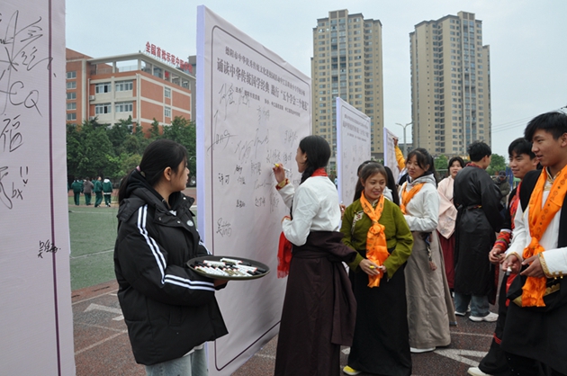 誦讀中華傳統(tǒng)國學(xué)經(jīng)典，踐行“五個學(xué)會三個規(guī)范”3.jpg